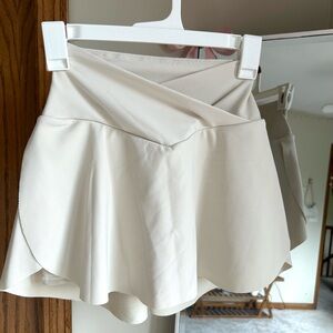 HALARA Cream Skirt